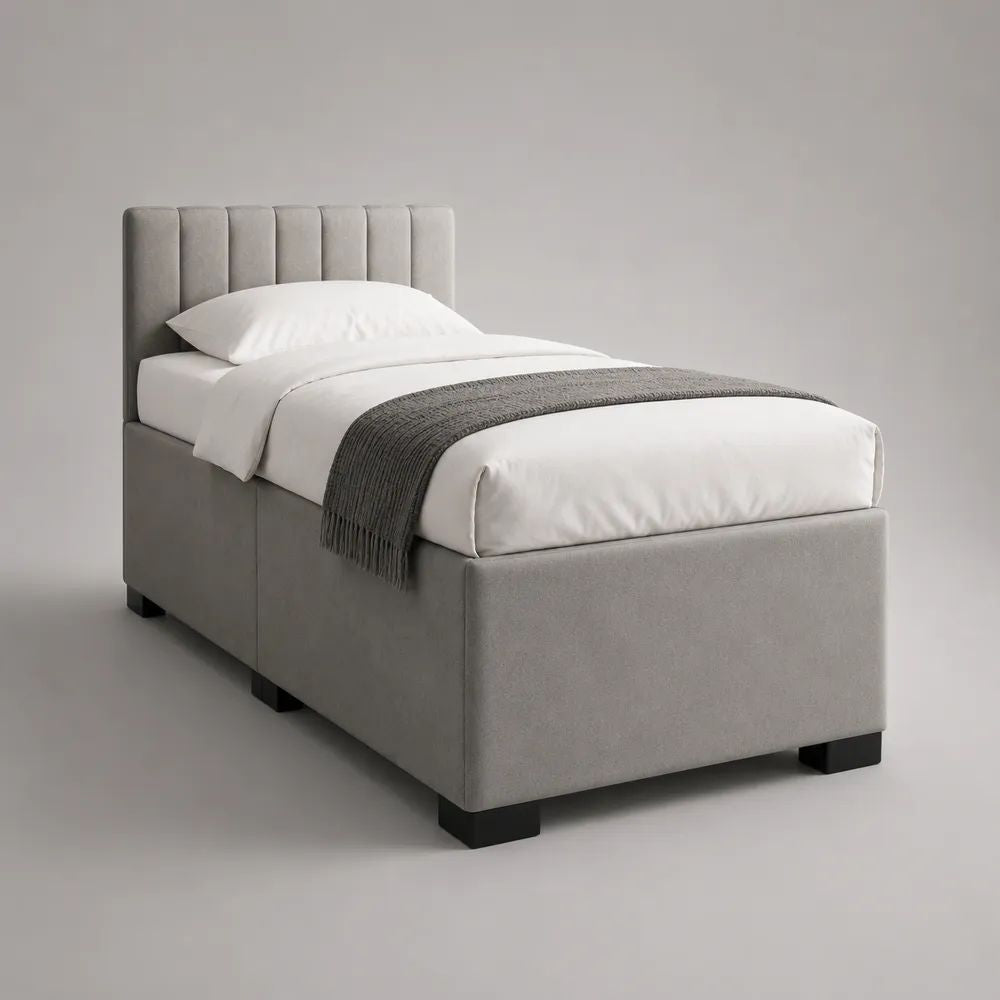 Letto singolo imbottito in tessuto grigio chiaro con testiera a pannelli verticali, 101 x 213 x 110 cm, per materasso 90 x 200 cm