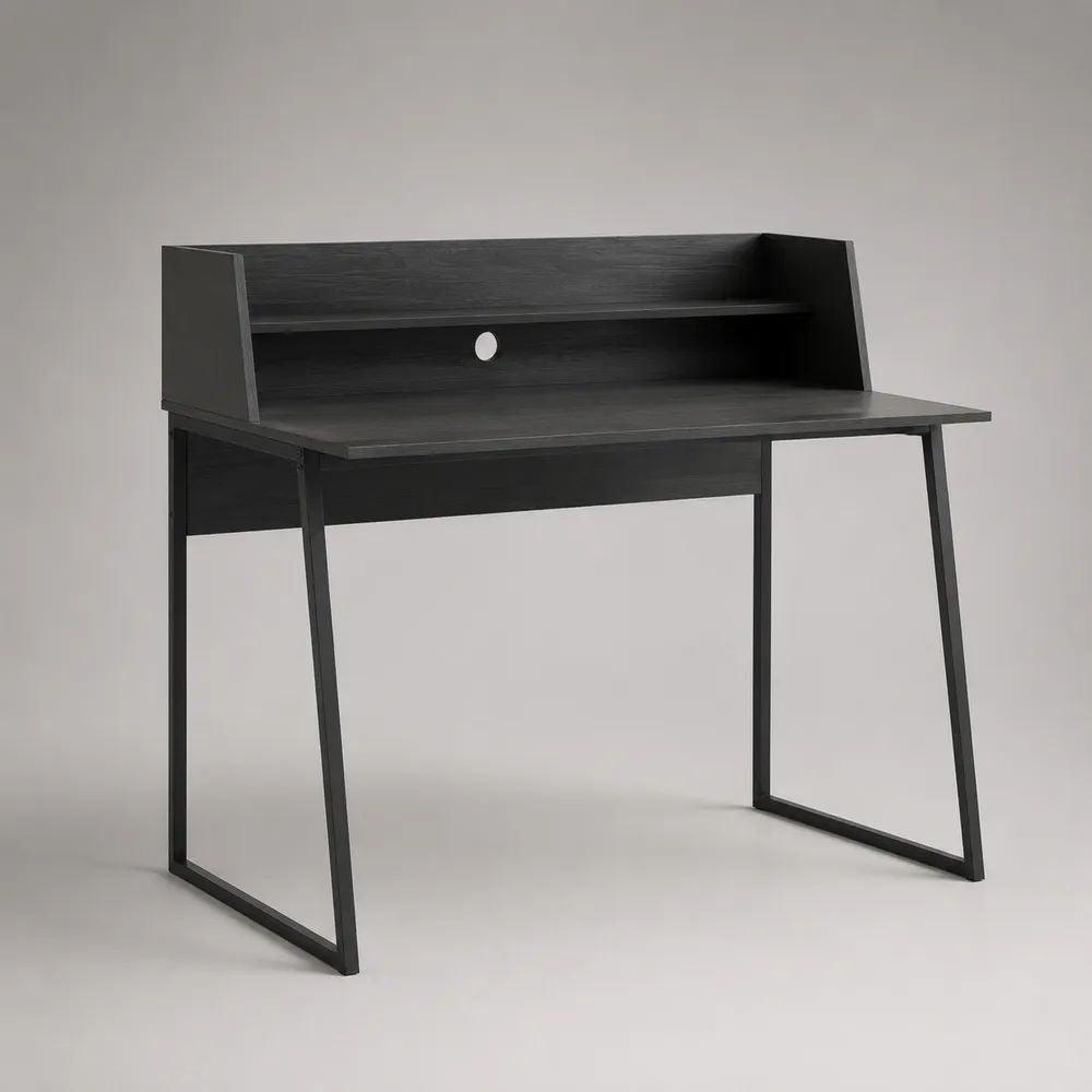 Scrivania rettangolare nera con alzata, ripiano e passacavi, piano in legno e telaio in acciaio, 120 x 60 x 110 cm