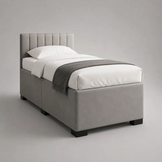 Letto singolo imbottito in tessuto grigio chiaro con testiera a pannelli verticali, 101 x 213 x 110 cm, per materasso 90 x 200 cm